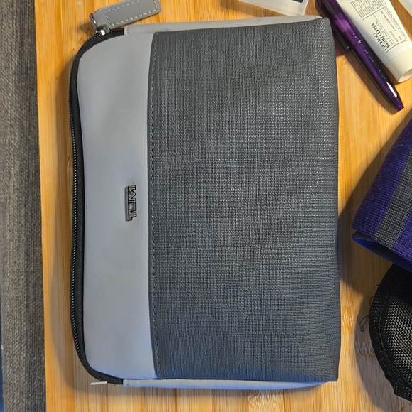 Tumi for Delta Airlines Gray Zippered Travel Pouch - Picture 5 of 11